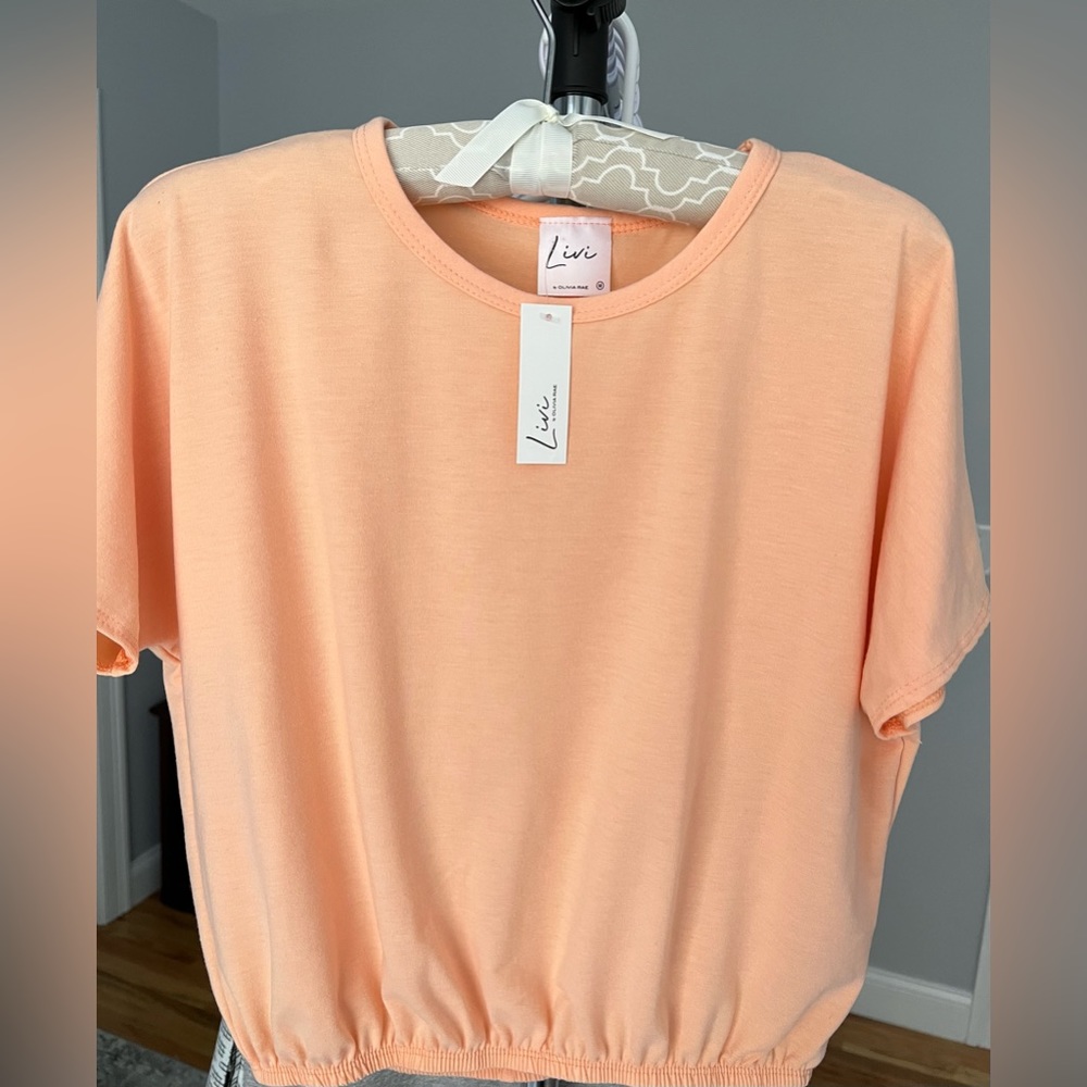 LIVI - Olivia Rae. women's top cropped. Short sleeve top, with elastic waist.